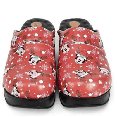 Otkrijte Terlik Sabo anatomske klompe Zimska čarolija – na webshopu Health and Beauty. Udobne crvene klompe s Mickey Mouse motivom i zimskim detaljima. Idealne za cjelodnevno nošenje, spajaju udobnost i veseli zimski dizajn.