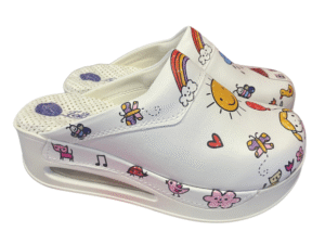 Terlik Sabo Kinder anatomske klompe za djecu s veselim šarenim motivima sunca, duginim bojama, cvjetićima i životinjama – udobna i lagana obuća za male korake, dostupna na HealthandBeauty.hr