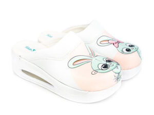 Otkrijte Terlik Sabo anatomske klompe Zečeki – na webshopu Health and Beauty. Udobne klompe s motivom zečeva. Idealne za cjelodnevno nošenje, spajaju udobnost i veseli dizajn.