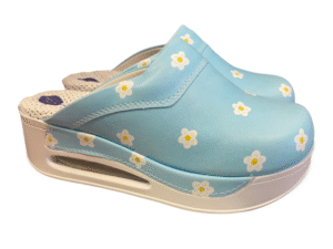 Otkrijte Terlik Sabo anatomske klompe plave tratinčice – na webshopu Health and Beauty. Udobne klompe s motivom cvijeća Idealne za cjelodnevno nošenje, spajaju udobnost i veseli dizajn.