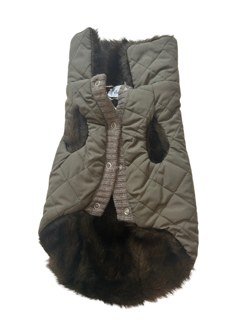 Elegantni maslinasto zeleni kaputić za pse s krznenim ovratnikom i prošivom made in Italy Elegantni maslinasto zeleni kaputić za pse s krznenim ovratnikom i prošivom made in Italy