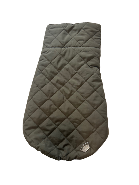 Elegantni maslinasto zeleni kaputić za pse s krznenim ovratnikom i prošivom made in Italy Elegantni maslinasto zeleni kaputić za pse s krznenim ovratnikom i prošivom made in Italy