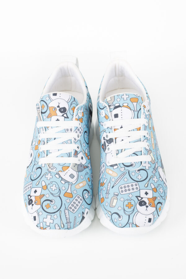 Nurse Cat anatomske tenisice Terlik Sabo lagane i udobne za cjelodnevno nošenje, samo na HealthandBeauty webshopu. Nurse Cat anatomske tenisice Terlik Sabo lagane i udobne za cjelodnevno nošenje, samo na HealthandBeauty webshopu.