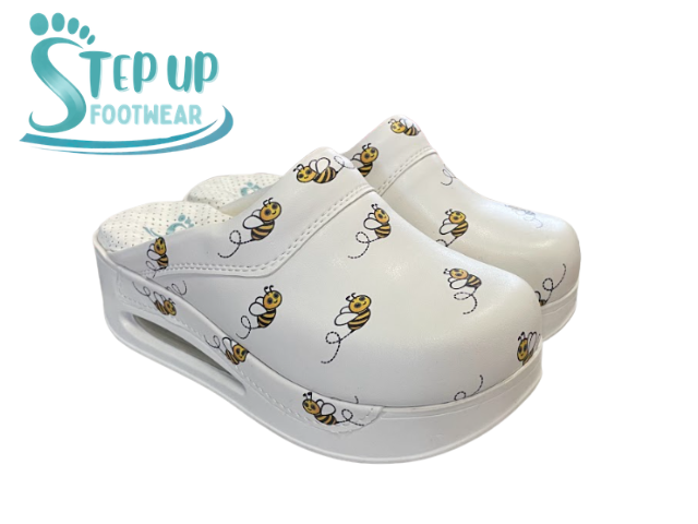 SU1347 AIR Pčelice StepUp klompe ‘Pčelica’ – lagani anatomski model s mikrofibrom i veselim printom pčelice, udobne i protuklizne.