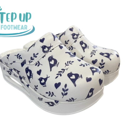 StepUp klompe ‘Ptičice’ – lagani anatomski model s mikrofibrom i razigranim printom ptičica, udobne i protuklizne.