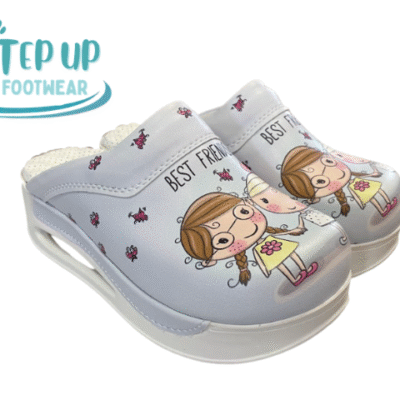 StepUp anatomske klompe s printom ‘Best Friends’, lagani anatomski model od mikrofibre s ilustracijom djevojčica, udobni i protuklizni.