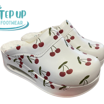 StepUp klompe ‘Trešnje’ – lagani anatomski model s mikrofibrom i veselim printom trešanja, udobne i protuklizne.