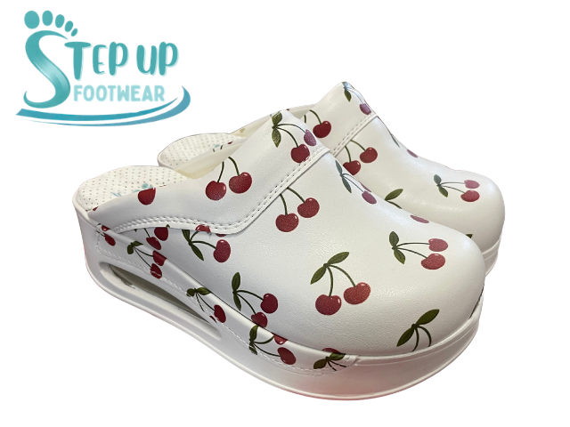 SU1351 AIR Trešnje StepUp klompe ‘Trešnje’ – lagani anatomski model s mikrofibrom i veselim printom trešanja, udobne i protuklizne.