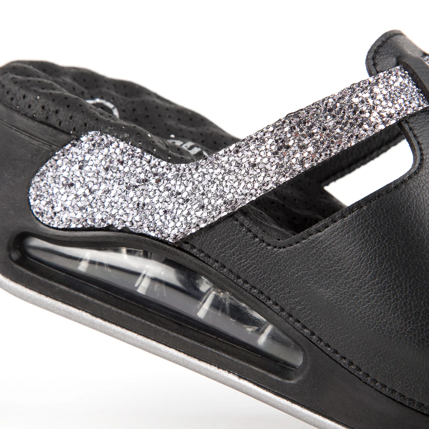 muya-terlik-kadin-libra-31214-001 3 Muya model Libra crne, ženske anatomske natikače s platformom, ukrasnim šljokičastim remenom i mekanim perforiranim uloškom, idealne za udobno svakodnevno nošenje.Na HealthandBeauty webshopu.