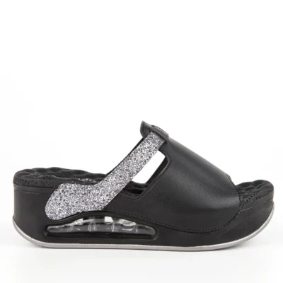 Muya model Libra crne, ženske anatomske natikače s platformom, ukrasnim šljokičastim remenom i mekanim perforiranim uloškom, idealne za udobno svakodnevno nošenje. Na HealthandBeauty webshopu.