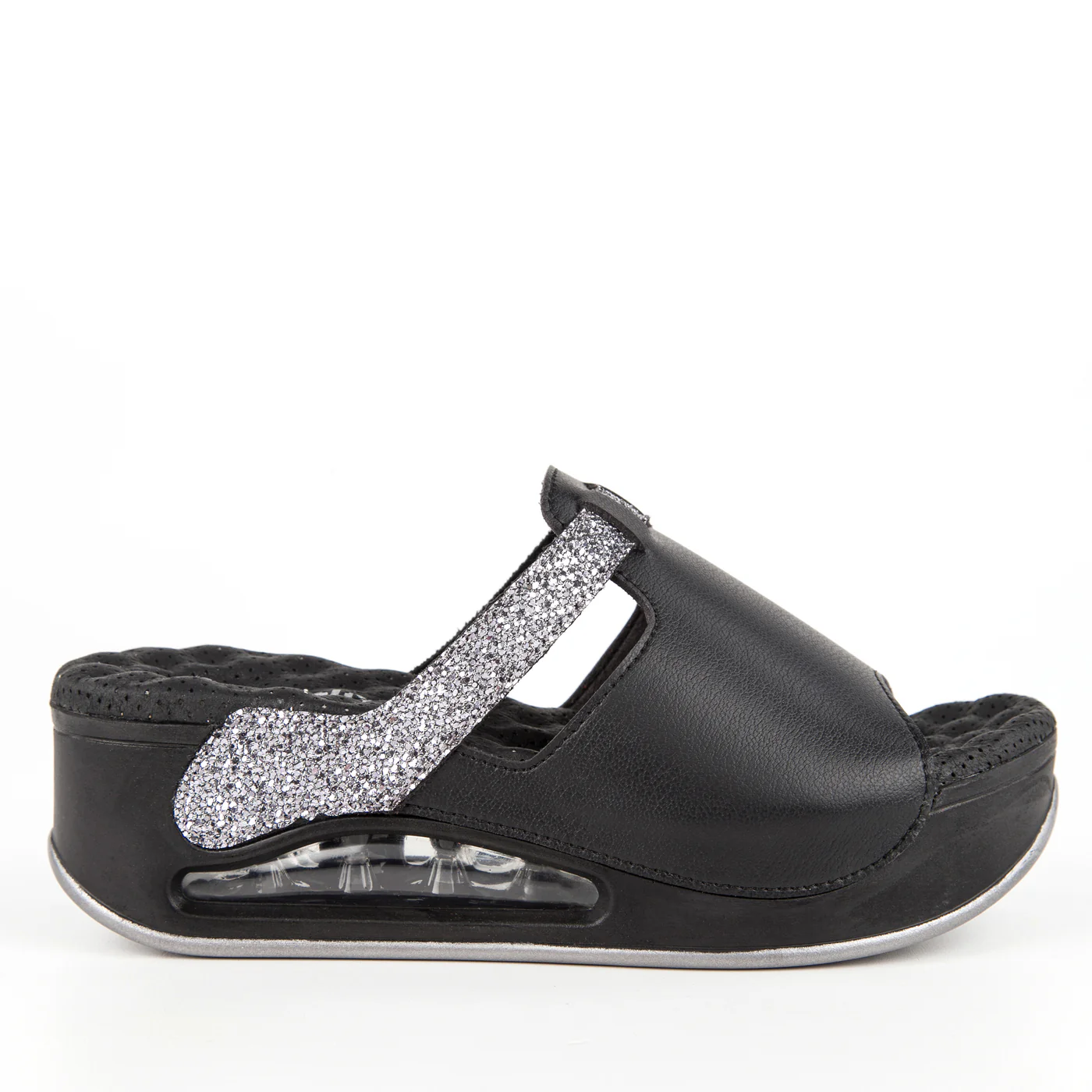 muya-terlik-kadin-libra-31214-001 Muya model Libra crne, ženske anatomske natikače s platformom, ukrasnim šljokičastim remenom i mekanim perforiranim uloškom, idealne za udobno svakodnevno nošenje. Na HealthandBeauty webshopu.