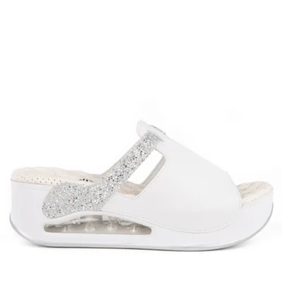 Muya model Libra bijele, ženske anatomske natikače s platformom, ukrasnim šljokičastim remenom i mekanim perforiranim uloškom, idealne za udobno svakodnevno nošenje.