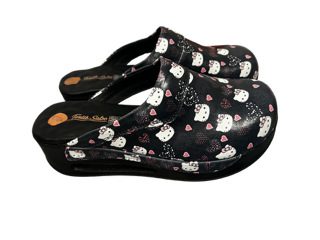 Hello Kitty air Terlik Sabo.png MASAŽNI Crne anatomske Airlight klompe Terlik Sabo s Hello Kitty uzorkom, ružičastim srcima i ergonomskim zračnim potplatom za cjelodnevnu udobnost